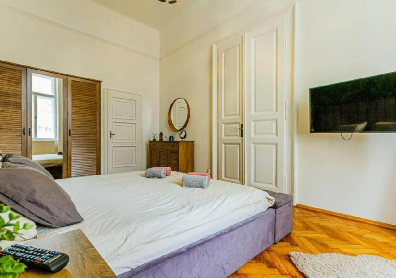 Luxury Apartment By The Famous Vaci Street Budapest Esterno foto