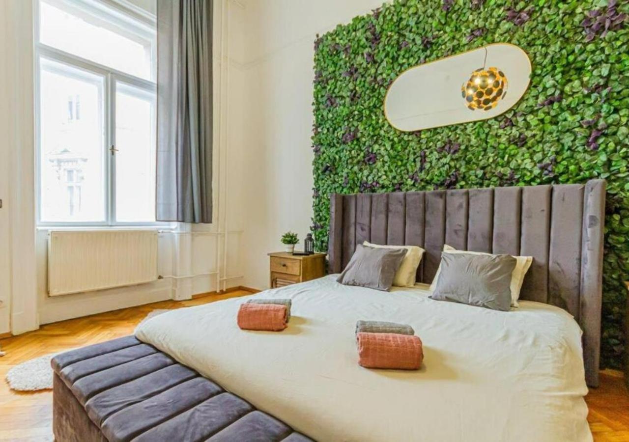 Luxury Apartment By The Famous Vaci Street Budapest Esterno foto